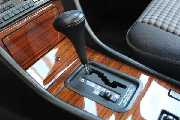 Abdeckrahmen für Automatik-Schaltkulisse kompatibel für Mercedes-Benz W124 – Schwarz – FENRAL